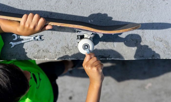 How to Loosen Wheels on a Skateboard 